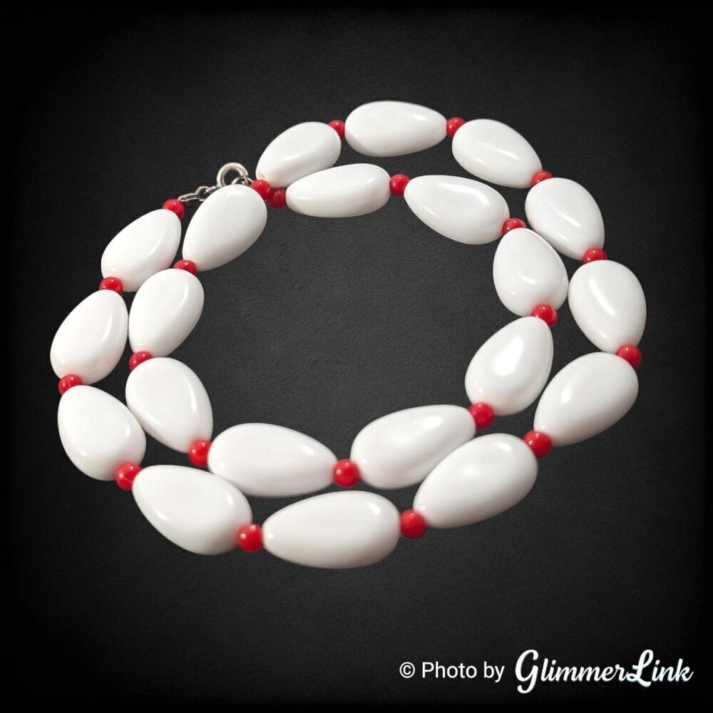 Vintage White Plastic Teardrop Bead Necklace with Red Spacer Accents – 19"